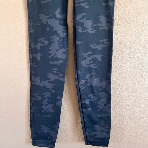 Spanx Look at Me Now Camouflage Leggings Size Large - Picture 8 of 9